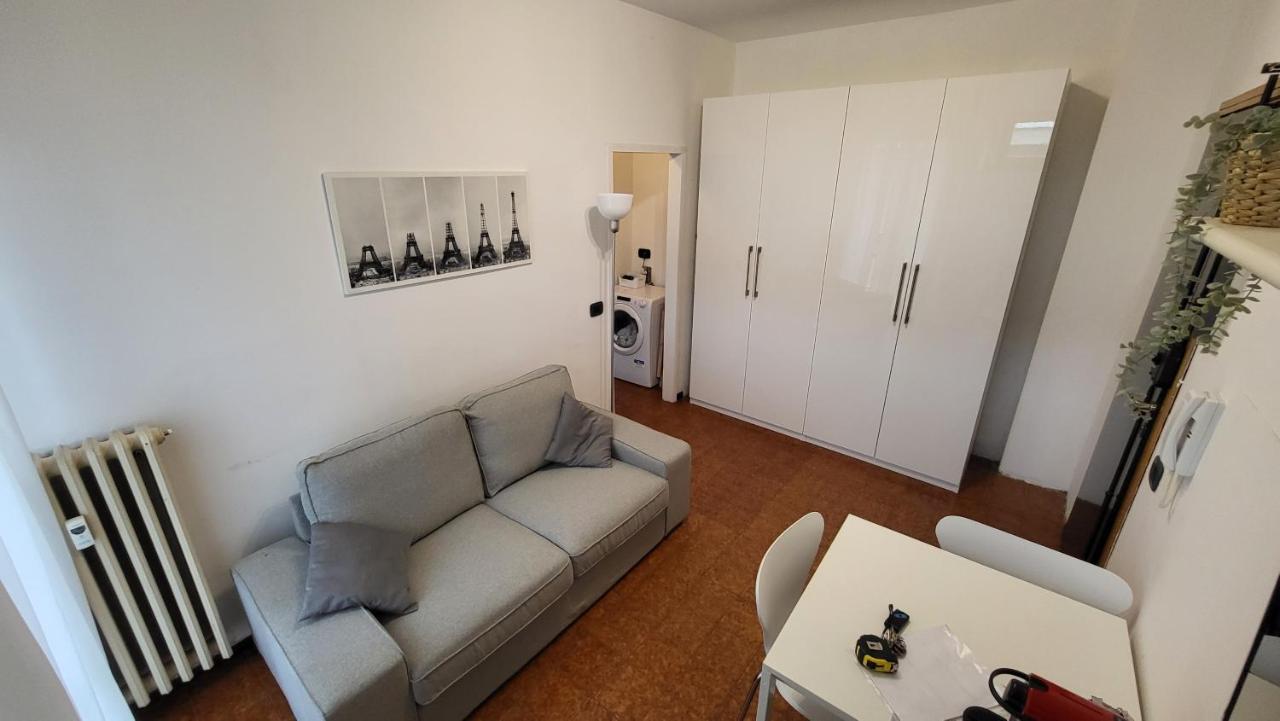 Appartamento Di Fronte All'Ospedale Modena Bagian luar foto